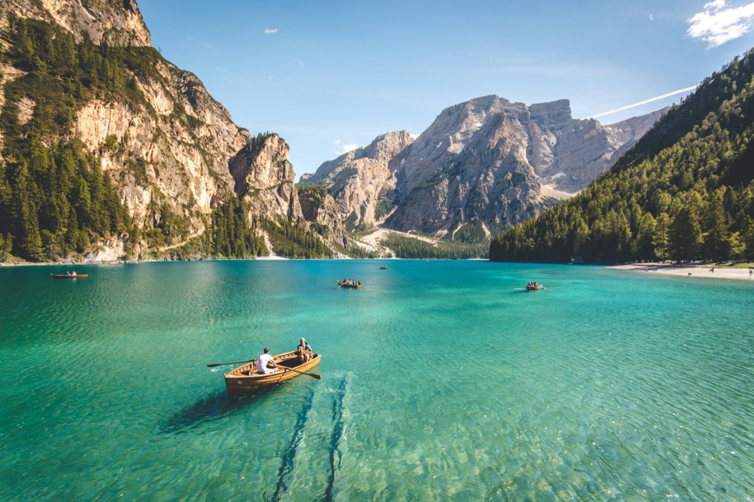 Lago entre montanhas