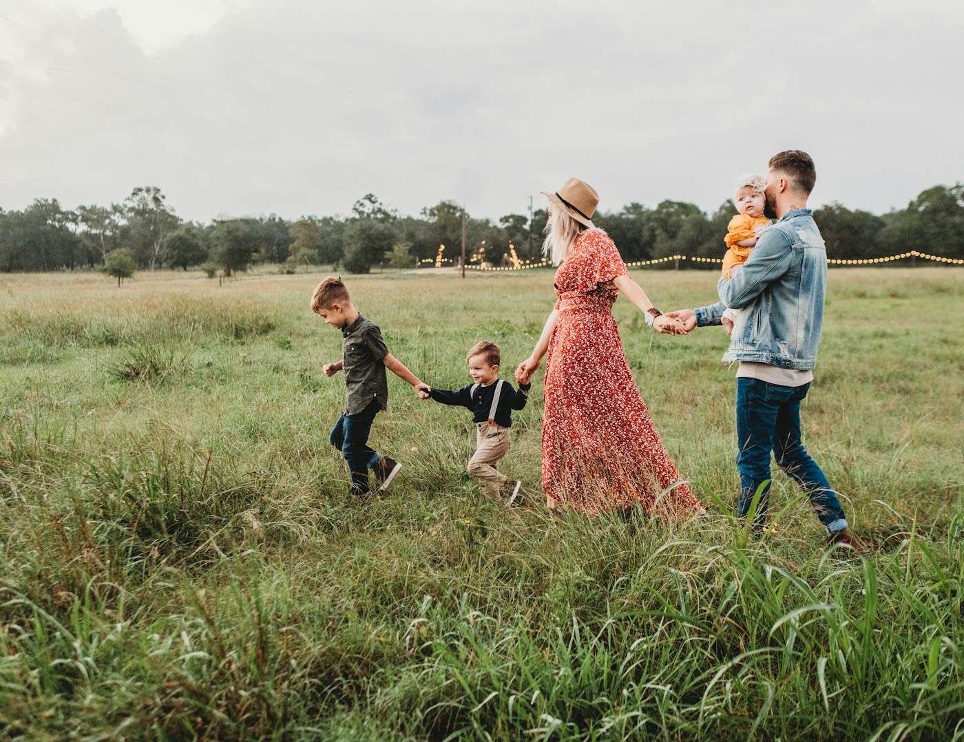 Família caminhando de mãos dadas