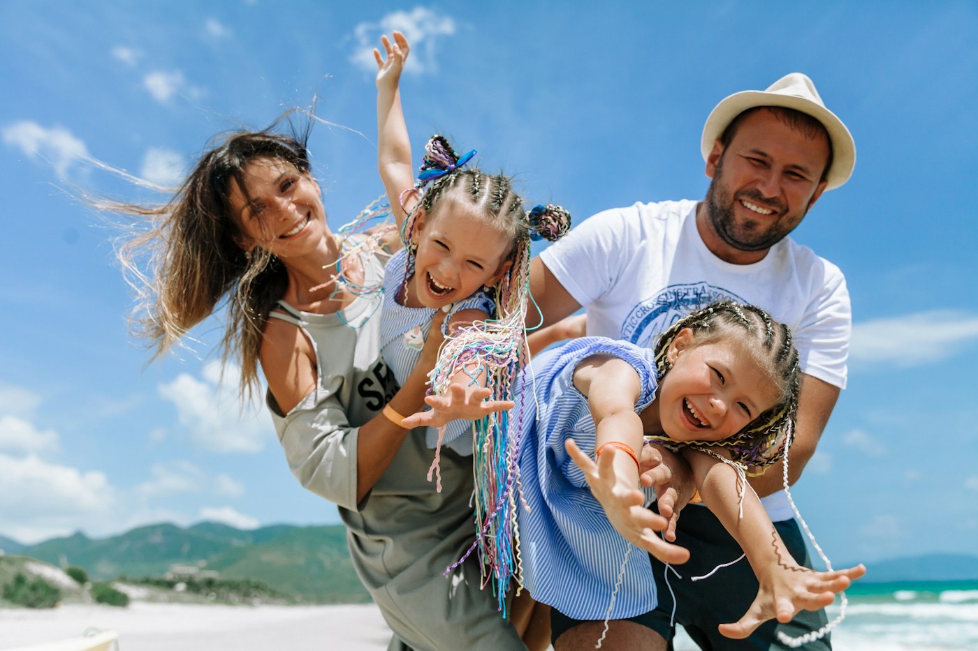 Família sorrindo junta em viagem